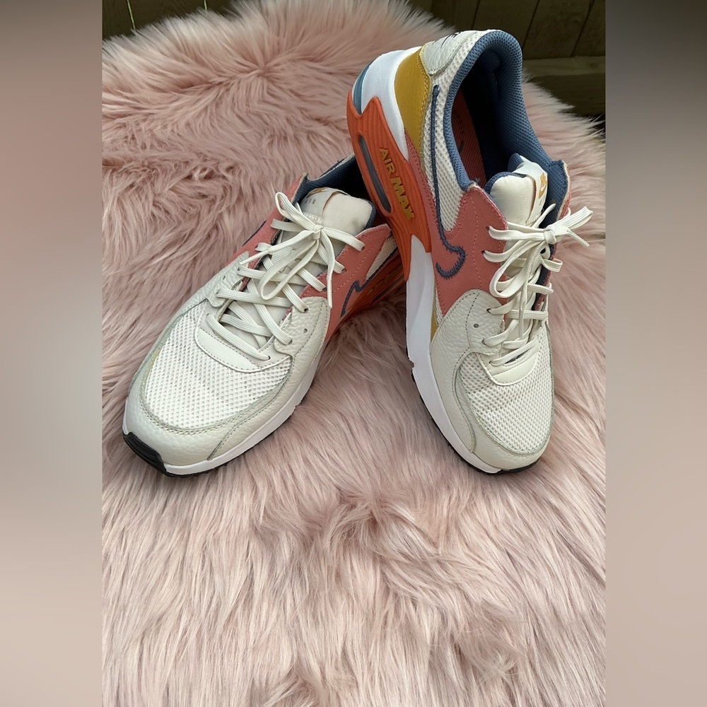 Nike White and Red Athletic Shoes with Air Max Design - Picture 8 of 10